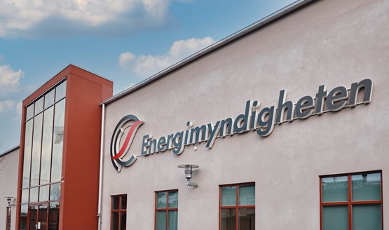 Energimynighetens logotyp på fasaden till deras huvudkontor