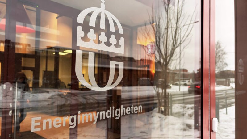 Energimynighetens logotyp på fasaden till deras huvudkontor