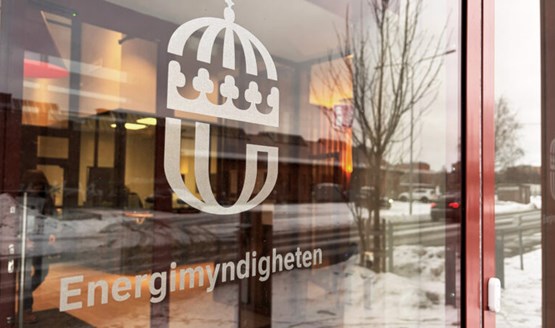Energimynighetens logotyp på fasaden till deras huvudkontor